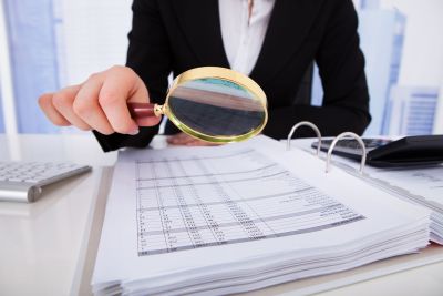 Kontrole środowiskowe w firmie – jak się przygotować i czego może żądać organ?