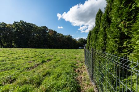 Służebność przesyłu przy budowie kanalizacji – kiedy gmina może korzystać z Twojej działki?