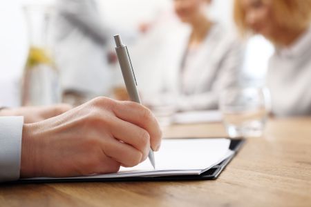 Umowa przy zbieraniu zmieszanych odpadów budowlanych – kiedy jest wymagana?